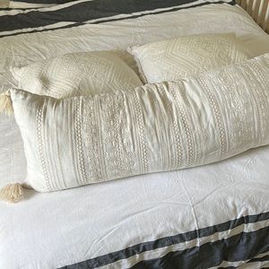 Set of 3 textured pillows